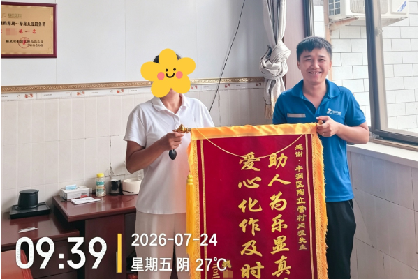 路遇男子突发心脏病倒地，啄木鸟师傅紧急施救助其脱险   